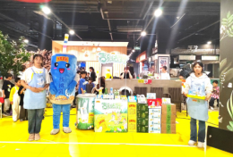 一群人站在台上中度可信度形貌已自动天生