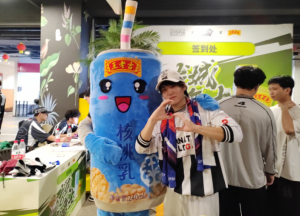 小孩们站在一起低可信度形貌已自动天生